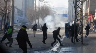 Yüksekova'da İzinsiz Gösteriye Polis Müdahalesi