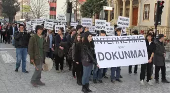 Öğrencilerin 'İnternete Yasası' Protestosu