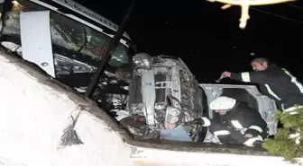 Freni Boşalan Tır, 3 Otomobili Biçip Evin Çatısına Çıktı