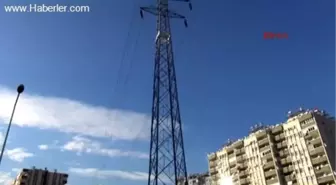 Parasını Alamayınca Yüksek Gerilim Hattına Çıktı
