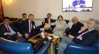 AK Parti'li Ünal, Elma Cipsini Milletvekillerine Tanıttı