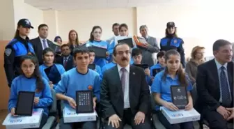 Adana'da Öğrencilere Tablet Dağıtıldı