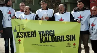 İHD'den Askeri Kışla Önünde 'Askeri Yargı Kaldırılsın' Çağrısı