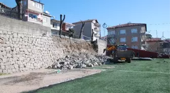 Ereğli'de Halı Sahanın İstinat Duvarı Çöktü