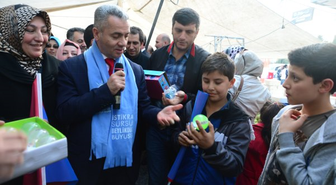 Seçim Otobüsünü Coşkuyla Selamladılar