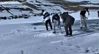 Donan Çıldır Gölünde Buz Pateni Yaptılar