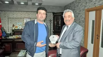 Siirt Belediyesi İşçilerinden Sadak'a Plaket