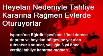 Heyelan Nedeniyle Tahliye Kararına Rağmen Evlerde Oturuyorlar