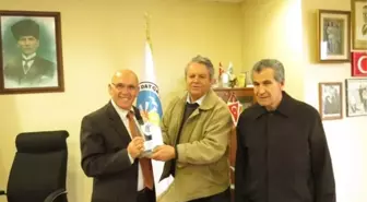 Kent Konseyinden Başkana Plaket