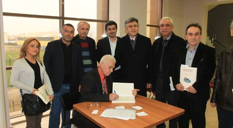 Taşlar Döndükçe'yi Okurlarına İmzaladı