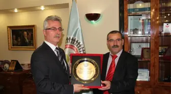 Başkan Çağlayan'a Plaket Verildi