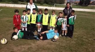 Urla'da Kızılay'ın Organize Ettiği Minikler Futbol Turnuvası Yapıldı