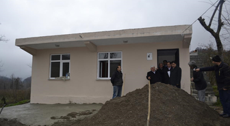 Hayvanları İçin Harabe Evini Terk Etmiyor