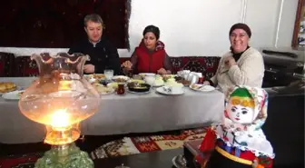 Kars'ta Kızlarıyla Kazevi İşletiyor