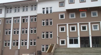 Parasını Alamadı, İnşa Ettiği Okula Dedesinin Adı Yazılı Pankart Astı