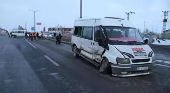 Ağrı'da Okul Servisleri Çarpıştı: 4 Yaralı