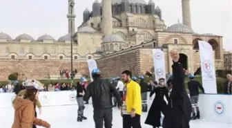 Edirne'de Kar Göremeyen Gençler, Mobil Buz Pistine Akın Etti