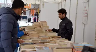 Güres Caddesinde Kitap Fuarı