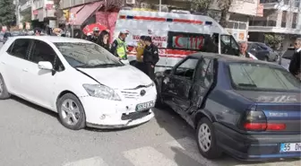 Bayan Sürücü Kırmızı Işıkta Geçti: 2 Yaralı