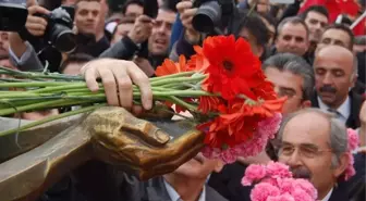 Kılıçdaroğlu, Korkmaz'ın Heykelini Karanfille Donattı