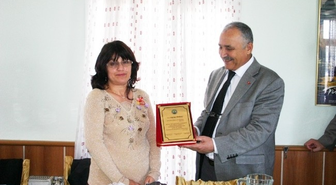 Burhaniye'de Sevilen Öğretmene Uğurlama Yemeği