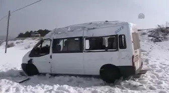 Ardahan'da Öğretmen Servisi Şarampole Devrildi: 12 Yaralı