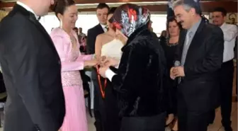 Aydın Valisi Manevi Kızının Nişan Yüzüklerini Taktı