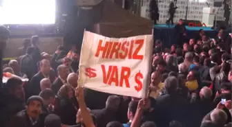 'Hırsız Var' Pankartı Açan Alıcı: Kelepçeleyip Copla Dövdüler