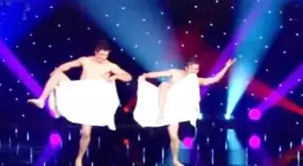 Gençlerin Çıplak Şovu Büyük Alkış Aldı