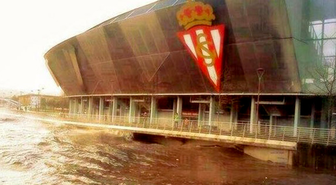 İspanya'da Sporting Gijon Stadı Sular Altında Kaldı