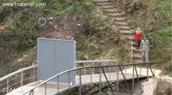 Evine Ulaşmak İçin Yaptığı Köprüye Kapı Taktı