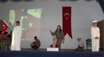 İstiklal Marşı'nı Yaşayarak Okudular