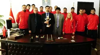 Rektör Vekili Erdil, Şampiyon Voleybolcuları Kutladı