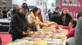 CNR Kitap Fuarı'nda Yazarlar Büyük İlgi Gördü