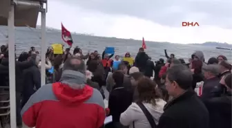 İşçi Partililer ABD Savaş Gemisini Protesto Etti