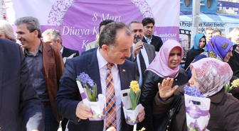 Kadınlar Günü'nde Bağcılarlılara Toplam 20 Bin Sümbül Dağıtıldı