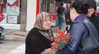 Kırklareli Belediyesi'nden Kadınlara Karanfil