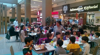 Sultanahmet Köftecisi'nden Miniklere Ziyafet