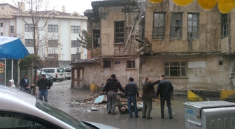 Yoldan Geçen Vatandaşın Üzerine Duvar Yıkıldı
