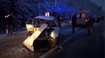 Bolu Karla Kaplı Yolda Kayan Kamyon Otomobile Çarptı 2 Ölü, 3 Yaralıkarla Kaplı Yolda Kayan Kamyon...