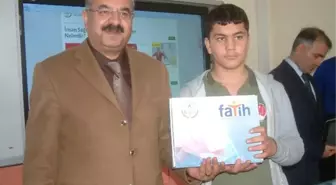 Burhaniye'de Öğrencilerin Tablet Sevinci