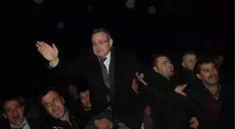 Gülşen Velioğlu Mahallesi'nde Havai Fişeklerle Karşılandı