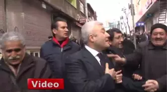 Tuncay Özkan, Berkin Elvan'ın Yaralandığı Yere Çiçek Bıraktı