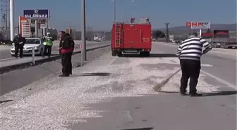 2 Ton Ayçekirdeği Yola Savruldu
