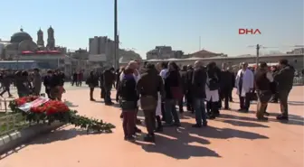 Sağlık Çalışanlarından Taksim Cumhuriyet Anıtı'na Çelenk