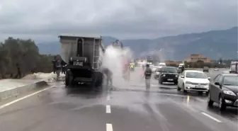 Seyir Halindeyken Lastiği Alev Alan Tır Yandı