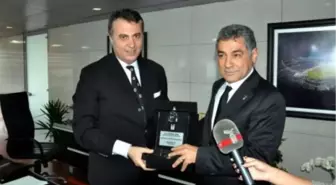 Tsyd Genel Merkez Yönetim Kurulu'ndan Beşiktaş Belediye Başkanı İsmail Ünal'a Plaket