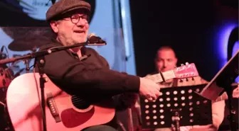 Gold Akustik Sahnesi Bülent Ortaçgil'i Ağırlıyor