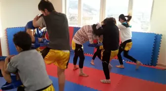 Kaymakamlıktan Muay Thai Kursuna Malzeme Desteği