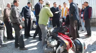 Niksar'da Motosikletle Otomobil Çarpıştı: 3 Yaralı